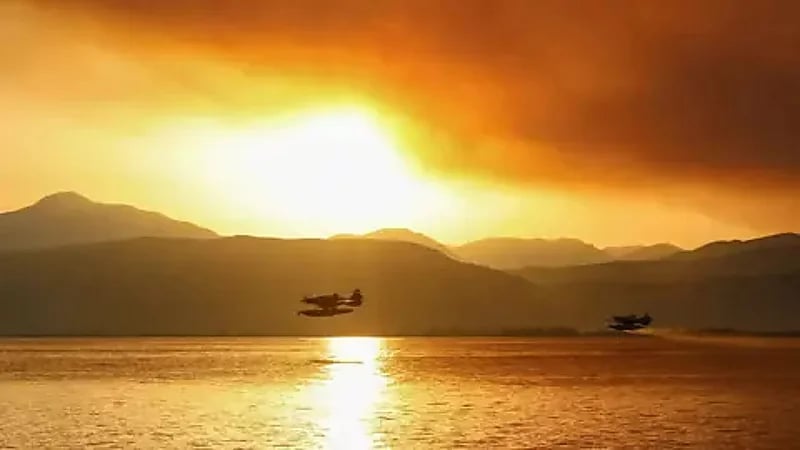 حرائق غابات تجتاح كورنث اليونانية وفرق الإطفاء تكافح وسط حرارة خانقة