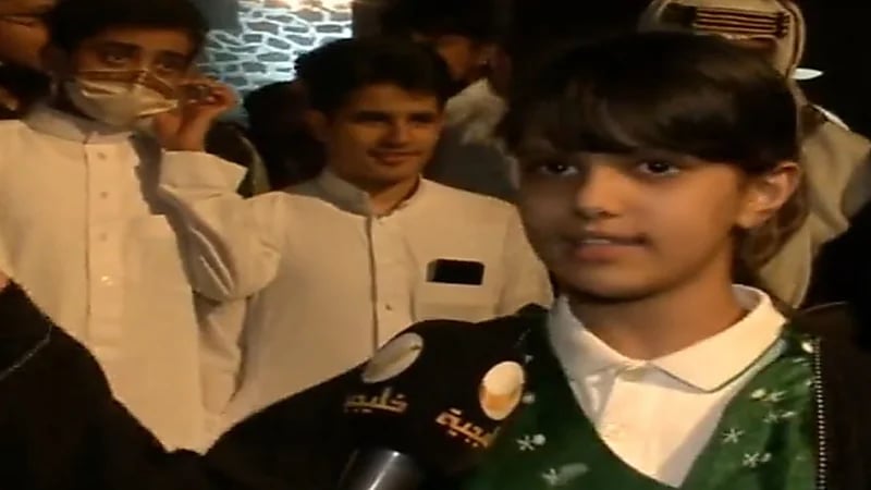 ‏بالفيديو.. طفلة سعودية تبهر زوار نجناج في جدة بطلاقتها في إلقاء الشعر