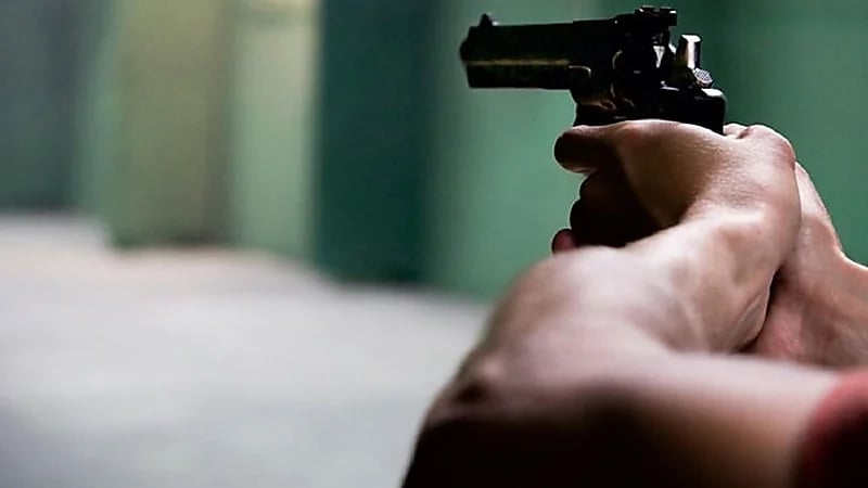 بالفيديو.. مسلح بعامود حديدي يقتحم متجر ويحطمه