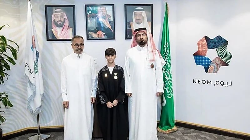 الطالبة اعتزاز النفيعي تحصل على منحة دراسية من نيوم