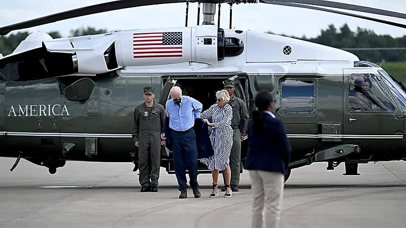 بالفيديو.. بايدن يستعين بزوجته بعدما فشل في ارتداء سترته