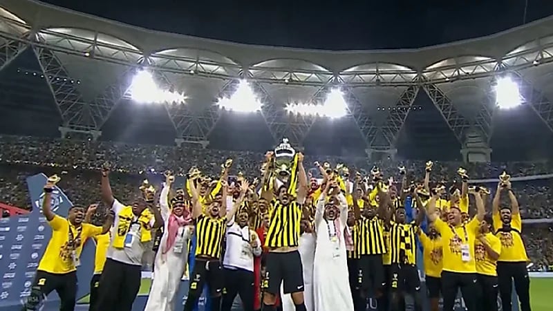 وزير الرياضة يتوج الاتحاد بلقب دوري روشن .. فيديو