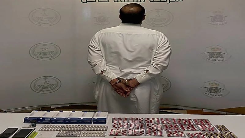 الإطاحة بمواطن لترويجه أقراصًا خاضعة لتنظيم التداول الطبي بحائل