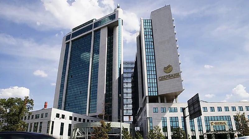 الاتحاد الأوروبي يقصي أكبر بنك روسي من نظام سويفت