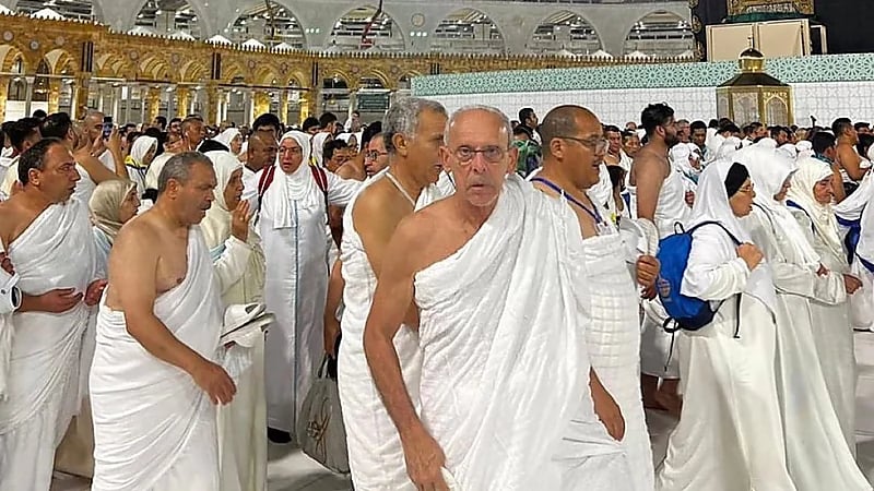 فييرا يؤدي مناسك العمرة