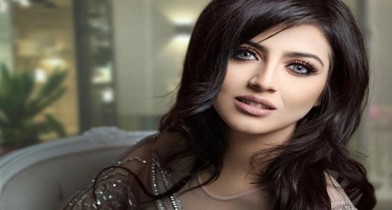 بالفيديو.. غضب نرمين محسن لتأخر رحلتها من دبي لجدة