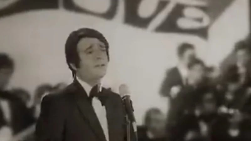 شاهد.. الحبيب يتقمص شخصية عبدالحليم حافظ في " ستوديو 22 " الساخر 