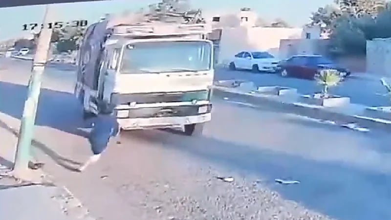 شاهد .. شجاعة طفل بعدما رأى شاحنة بدون سائق تنحرف على الطريق