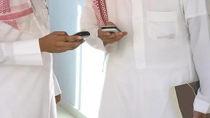 مستشار قانوني: مدير المدرسة مسؤول نظامًا عن إساءة استخدام الطالب للجوال