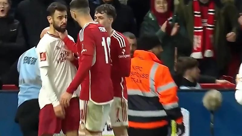 مدافع نوتنغهام يتهور و يخنق برونو فيرناندز .. فيديو