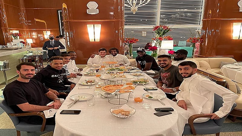 الأميرة ريما بنت طلال تنشر صورة ابنها مع لاعبي الهلال