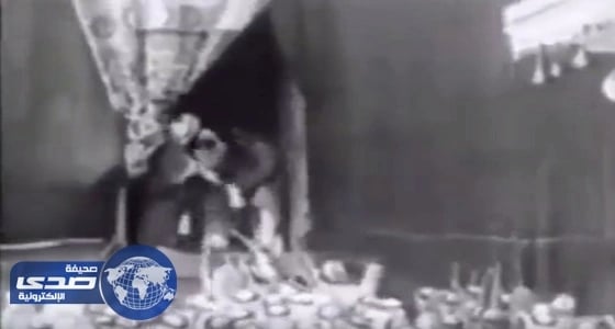 بالفيديو.. الملك المؤسس يشارك في غسل الكعبة استعدادا لموسم حج 1350هـ