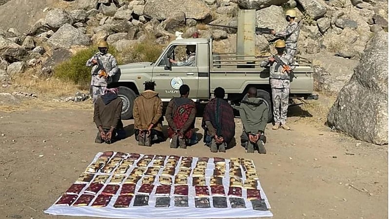 القبض على 5 مخالفين بحوزتهم 66 كجم من الحشيش المخدر بعسير