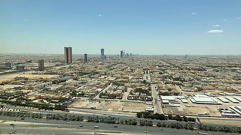 السفير الياباني يلتقط صورة لـ "الرياض" من مركز الملك عبدالله المالي