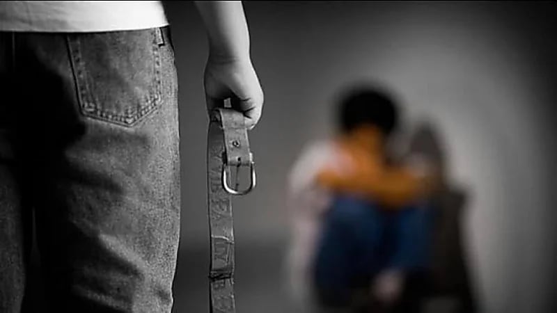 رجل يثير الجدل بعد تقييده لطفله المريض بسلسلة حديد