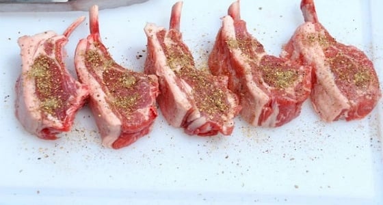 أطباء: الجراثيم تتكاثر على اللحم والدجاج المتبل