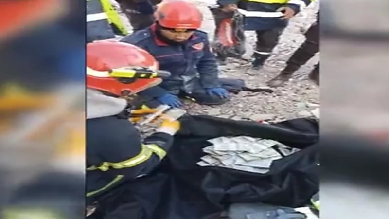 شاهد.. رجال الإنقاذ يعثرون على مليوني دولار تحت الأنقاض في غازي عنتاب