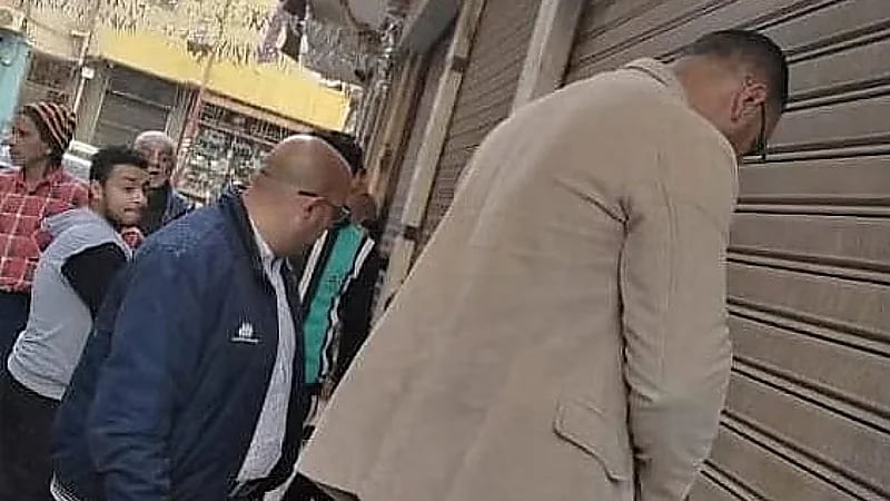 “السلطات المصرية“ تغلق مغسلة لتعدي صاحبها على حرَم الطريق العام