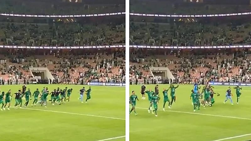 لاعبو الأهلي يحتفلون مع الجماهير بعد الفوز على نيوم .. فيديو