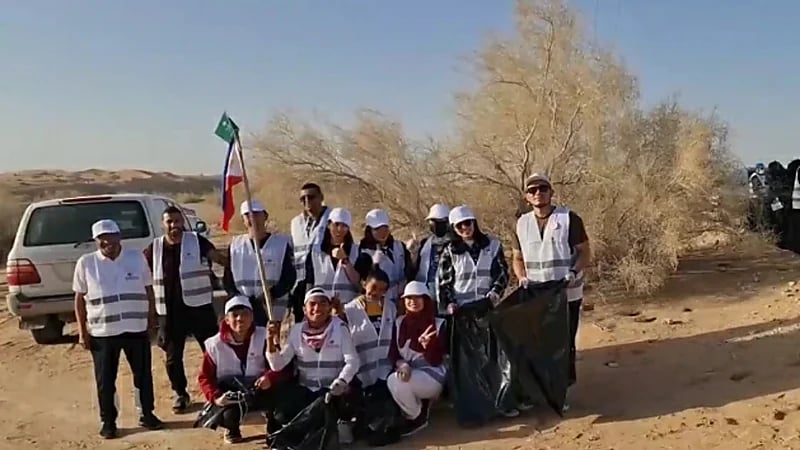 بالفيديو.. فريق فلبيني تطوعي ينظف منتزهات الغضا بالقصيم