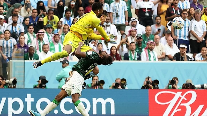 فيديو .. لحظة بكاء وتأثر العويس بعد إصابة الشهراني