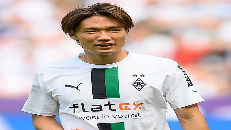 النصر ونابولي يتنافسان لضم مدافع اليابان