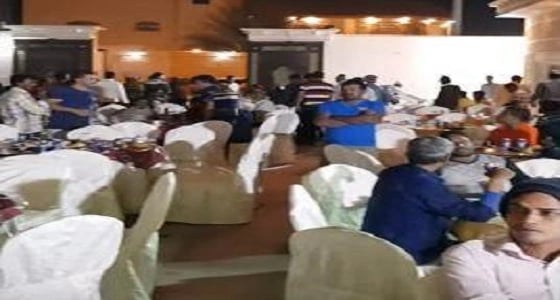 بالفيديو.. مواطن يكرم عمال النظافة في الدلم: من أخلاق الإسلام