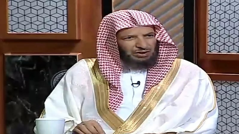 حكم الصلاة على كرسي الطائرة بغض النظر عن اتجاه القبلة.. "الشتري" يجيب