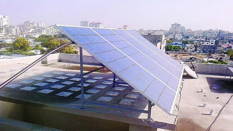 بالفيديو.. مهندس مختص يوجه نصائح هامة لمن يريد تركيب أنظمة الطاقة الشمسية