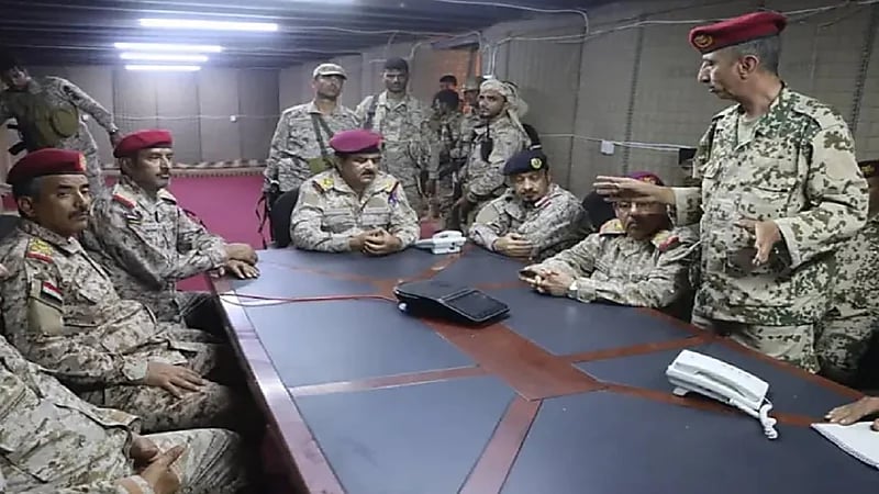 طائرة حوثية تستهدف موكب وزير الدفاع اليمني