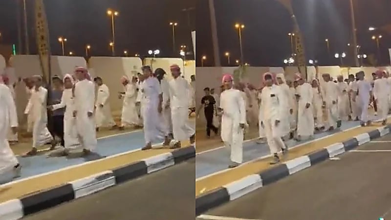 مجموعة شبان تسير في تجمع كبير لأداء صلاة الفجر في طبرجل .. فيديو