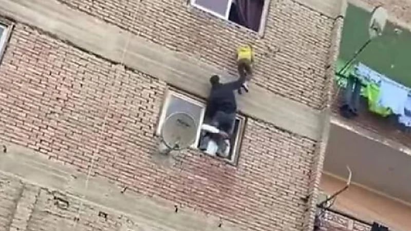 مشهد يحبس الأنفاس.. لحظة إنقاذ طفل يسقط من الطابق الثالث بأعجوبة ( فيديو)