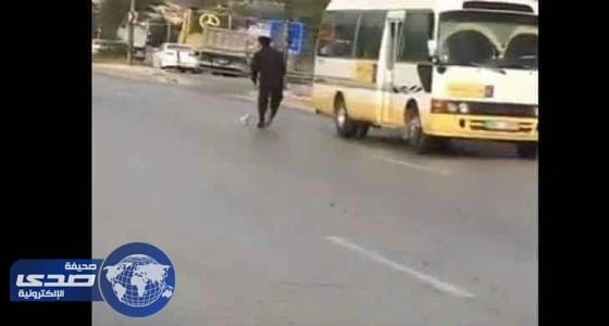 بالفيديو.. شرطي يخاطر بحياته لإنقاذ كلب