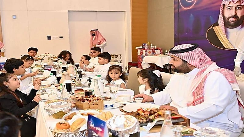 نائب أمير جازان يشارك الأيتام الإفطار الرمضاني.. فيديو