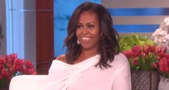 بالفيديو.. ميشيل أوباما تكشف عن هدية ميلانيا ترامب المحرجة