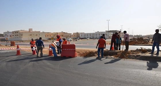 بالصور.. دوار يربط طريق عمر بن عبدالعزيز بالإمارة في ينبع