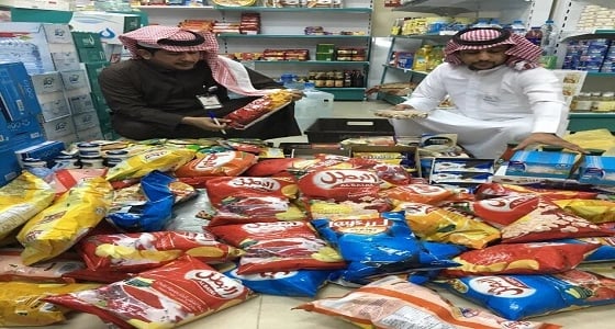 بالصور .. " التجارة " تضبط 918 سلعة منتهية الصلاحية بنجران