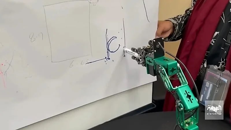 بالفيديو.. شبان سعوديون يصنعون "روبوت" قادر على الكتابة والرسم