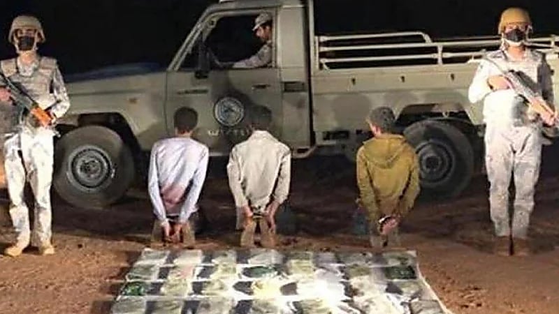 ضبط 3 مخالفين لتهريبهم 50 كيلو جرامًا من مادة الحشيش المخدر بعسير