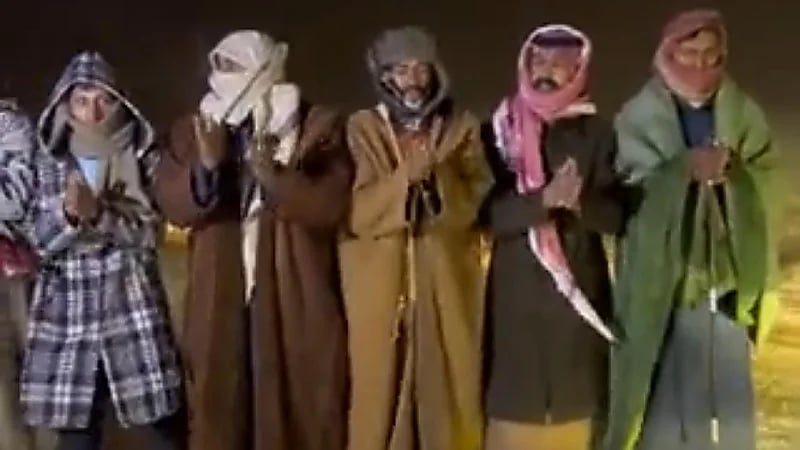 بالفيديو.. متنزهون يؤدون الدحة وسط الثلوج على جبل اللوز بتبوك