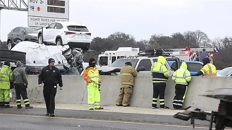 بالفيديو.. حادث مروري ضخم لـ 100 سيارة على طريق سريع في نفس الوقت