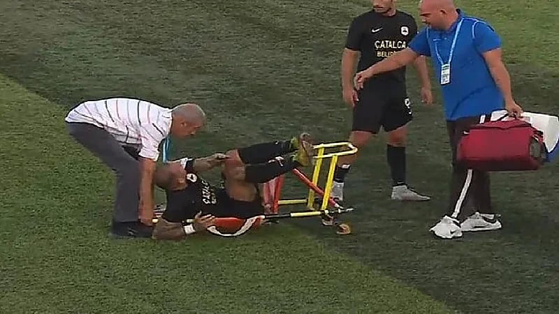 شاهد .. مسعف يسقط لاعباً من على النقالة