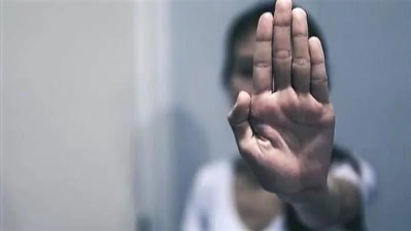 مراهق يستدرج فتاة ويتعدى عليها جسديًا ويقتلها بطريقة مروّعة