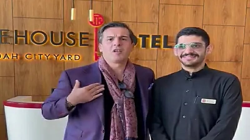 حفاوة الاستقبال تدفع سائح لتكرار زيارة المملكة.. ووزير السياحة يعلق