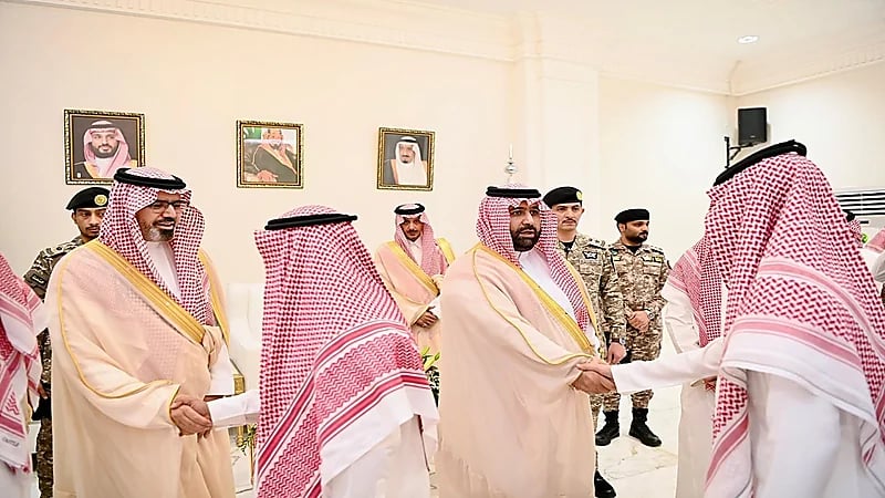 أمير جازان ونائبه يستقبلان المهنئين من منسوبي الإمارة بمناسبة الثقة الملكية.. فيديو