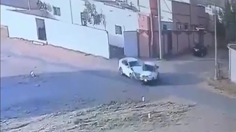 شاهد.. لحظة تصادم سيارتي الابن والأب في عفيف