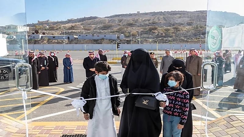 أمير عسير يُنيب زوجة أحد الشهداء لافتتاح مدرسة في بلقرن