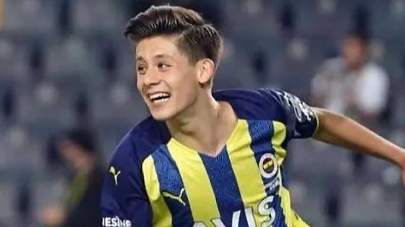 لقطة طريفة تظهر اصطدام الكرة بوجه غولر قبل مباراةتركيا والتشيك .. صور