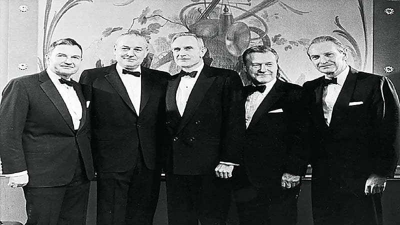 أغنى عائلات العالم بدأت "بالنصب"!