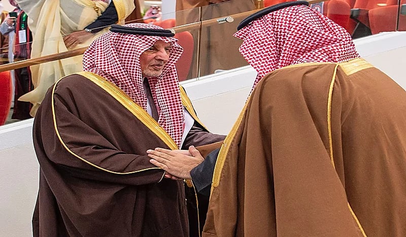 شاهد.. تقبيل ولي العهد لجبين أمير مكة أثناء وصوله ميدان الملك عبدالعزيز للفروسية